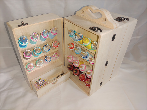 ミシン糸+ボビン ６０個収納　便利な糸立て木製裁縫箱　ソーイングボックス　折り畳み収納ケース　♡型ピンクッション付 3枚目の画像