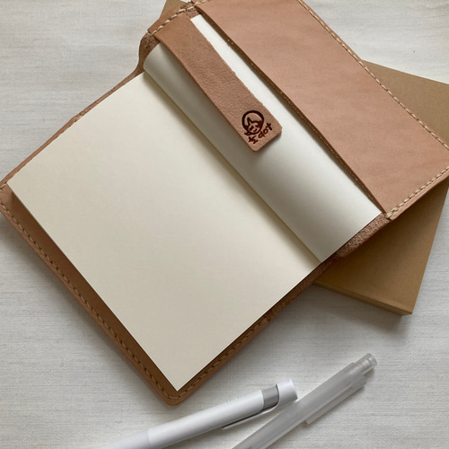 手縫いの革のブックカバー（ヴァイオリンタイプ） ナチュラルな革の