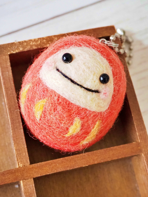 羊毛フェルトのマスコット：受験のお守りプレゼントにも「だるまちゃん
