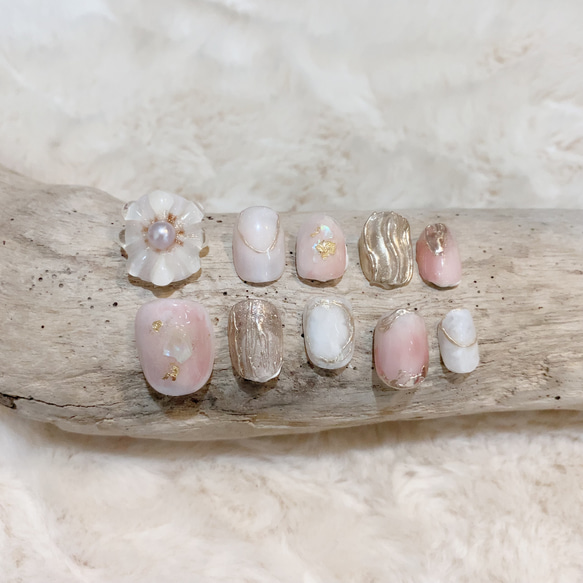 ぷっくりフラワーをベリーショートで楽しむ ニュアンスネイルチップ  