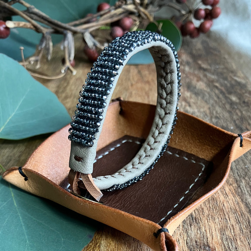 本革ビーズ刺繍ブレスレット simple black #49 ブレスレット cu