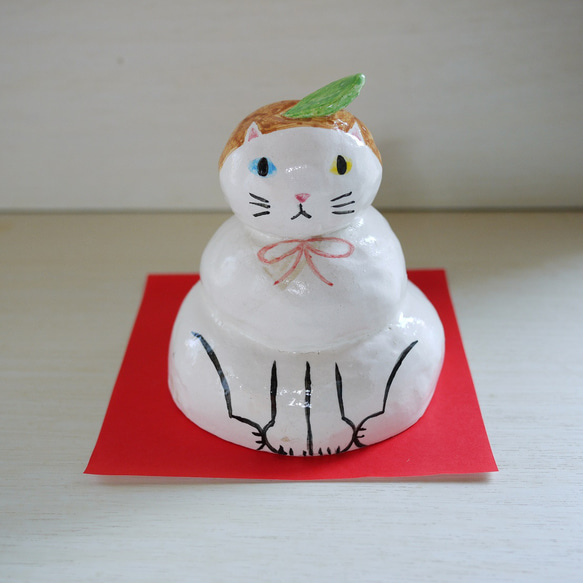 【お正月ハンドメイド2023】鏡餅キャット（黄緑の葉っぱさん） 1枚目の画像