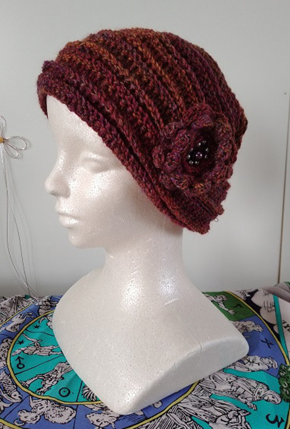 リバーシブルで被れます！！かぎ針編みで、引き上げ編みを駆使した、姉さんかぶりに見える帽子～～！コサージュ付き！！ 9枚目の画像