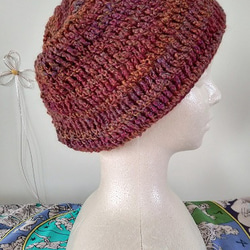 リバーシブルで被れます！！かぎ針編みで、引き上げ編みを駆使した、姉さんかぶりに見える帽子～～！コサージュ付き！！ 6枚目の画像