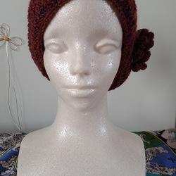 リバーシブルで被れます！！かぎ針編みで、引き上げ編みを駆使した、姉さんかぶりに見える帽子～～！コサージュ付き！！ 8枚目の画像