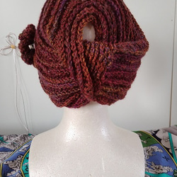 リバーシブルで被れます！！かぎ針編みで、引き上げ編みを駆使した、姉さんかぶりに見える帽子～～！コサージュ付き！！ 12枚目の画像
