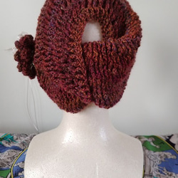 リバーシブルで被れます！！かぎ針編みで、引き上げ編みを駆使した、姉さんかぶりに見える帽子～～！コサージュ付き！！ 4枚目の画像