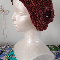 リバーシブルで被れます！！かぎ針編みで、引き上げ編みを駆使した、姉さんかぶりに見える帽子～～！コサージュ付き！！ 1枚目の画像