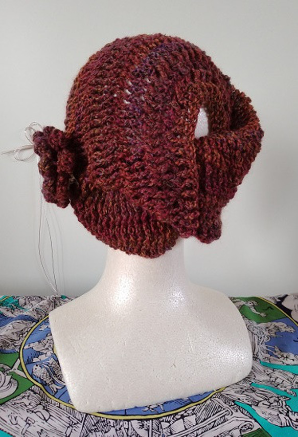 リバーシブルで被れます！！かぎ針編みで、引き上げ編みを駆使した、姉さんかぶりに見える帽子～～！コサージュ付き！！ 3枚目の画像
