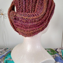 リバーシブルで被れます！！かぎ針編みで、引き上げ編みを駆使した、姉さんかぶりに見える帽子～～！コサージュ付き！！ 13枚目の画像