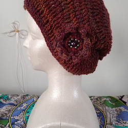 リバーシブルで被れます！！かぎ針編みで、引き上げ編みを駆使した、姉さんかぶりに見える帽子～～！コサージュ付き！！ 2枚目の画像