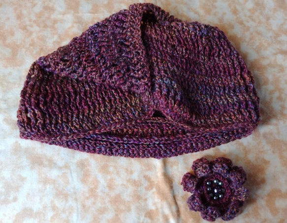 リバーシブルで被れます！！かぎ針編みで、引き上げ編みを駆使した、姉さんかぶりに見える帽子～～！コサージュ付き！！ 17枚目の画像