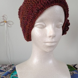 リバーシブルで被れます！！かぎ針編みで、引き上げ編みを駆使した、姉さんかぶりに見える帽子～～！コサージュ付き！！ 7枚目の画像