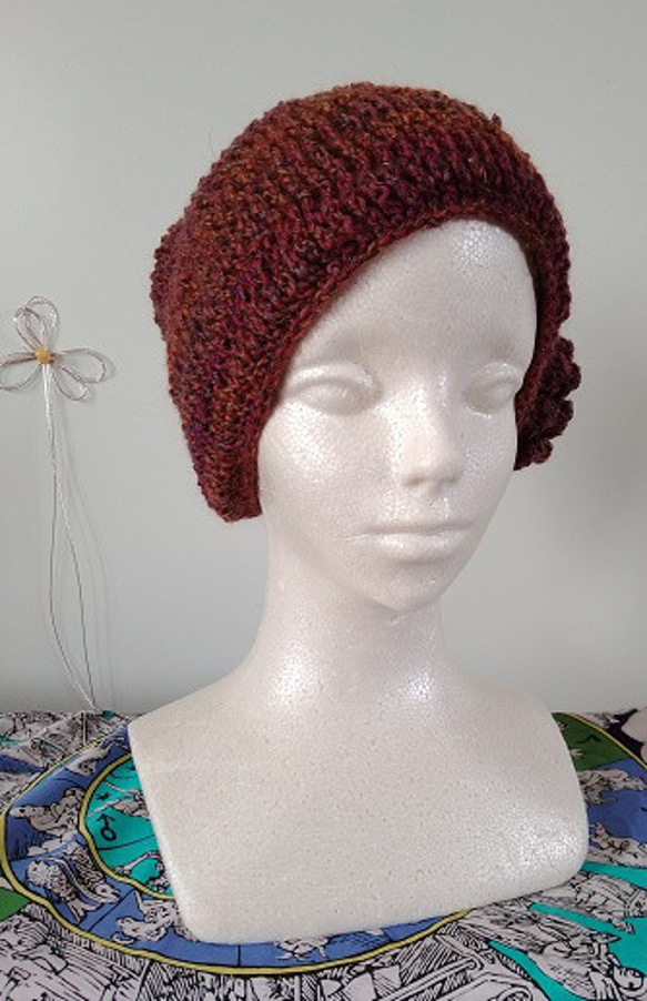 リバーシブルで被れます！！かぎ針編みで、引き上げ編みを駆使した、姉さんかぶりに見える帽子～～！コサージュ付き！！ 7枚目の画像