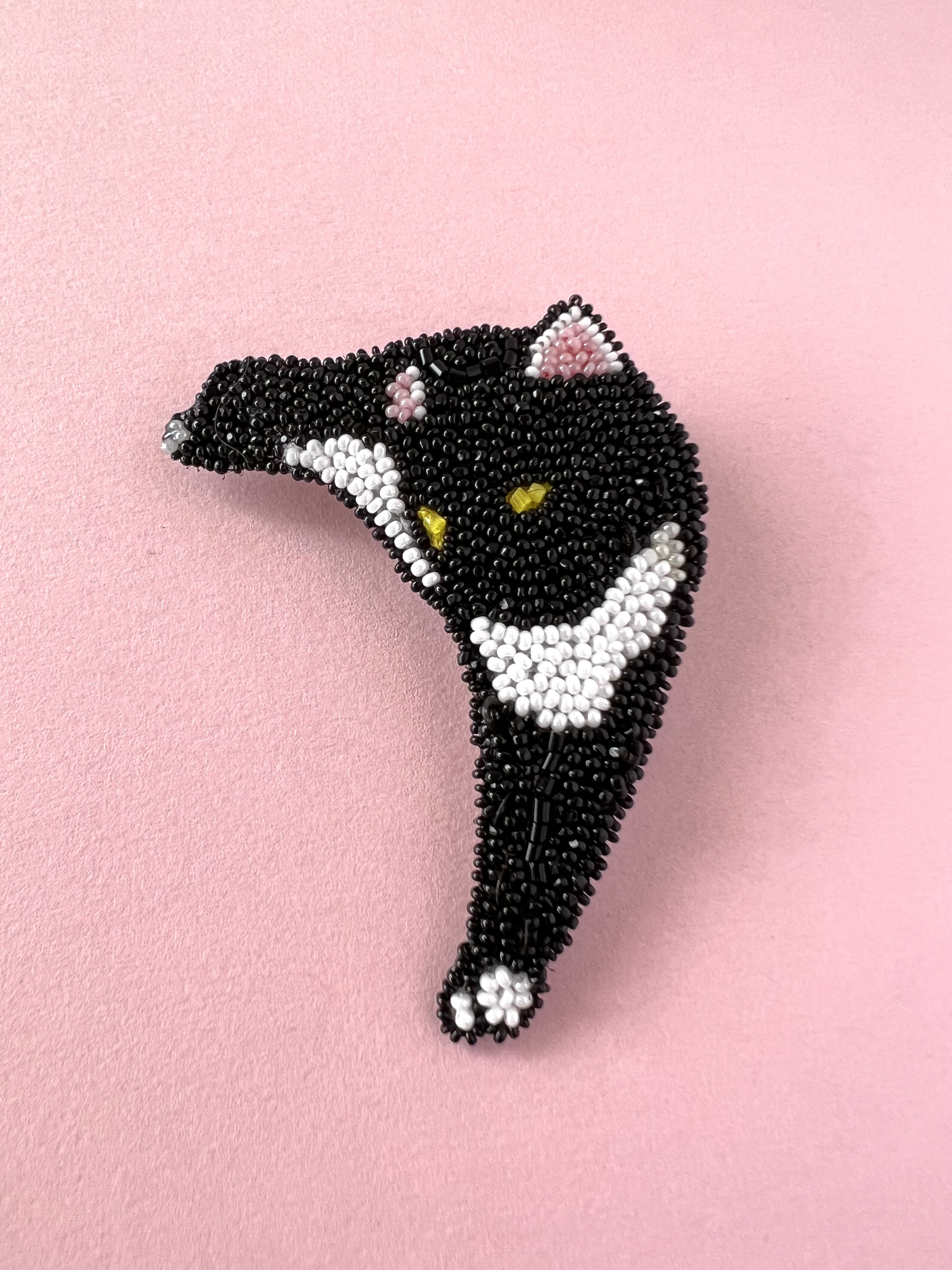 猫のしぐさを数字に例えたら『7』のブローチ