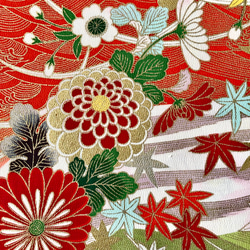着物のファブリックパネル　ハレの日に　赤×菊花（2枚セット)  サスティナブル　着物リメイク　インテリア　正月飾り 5枚目の画像