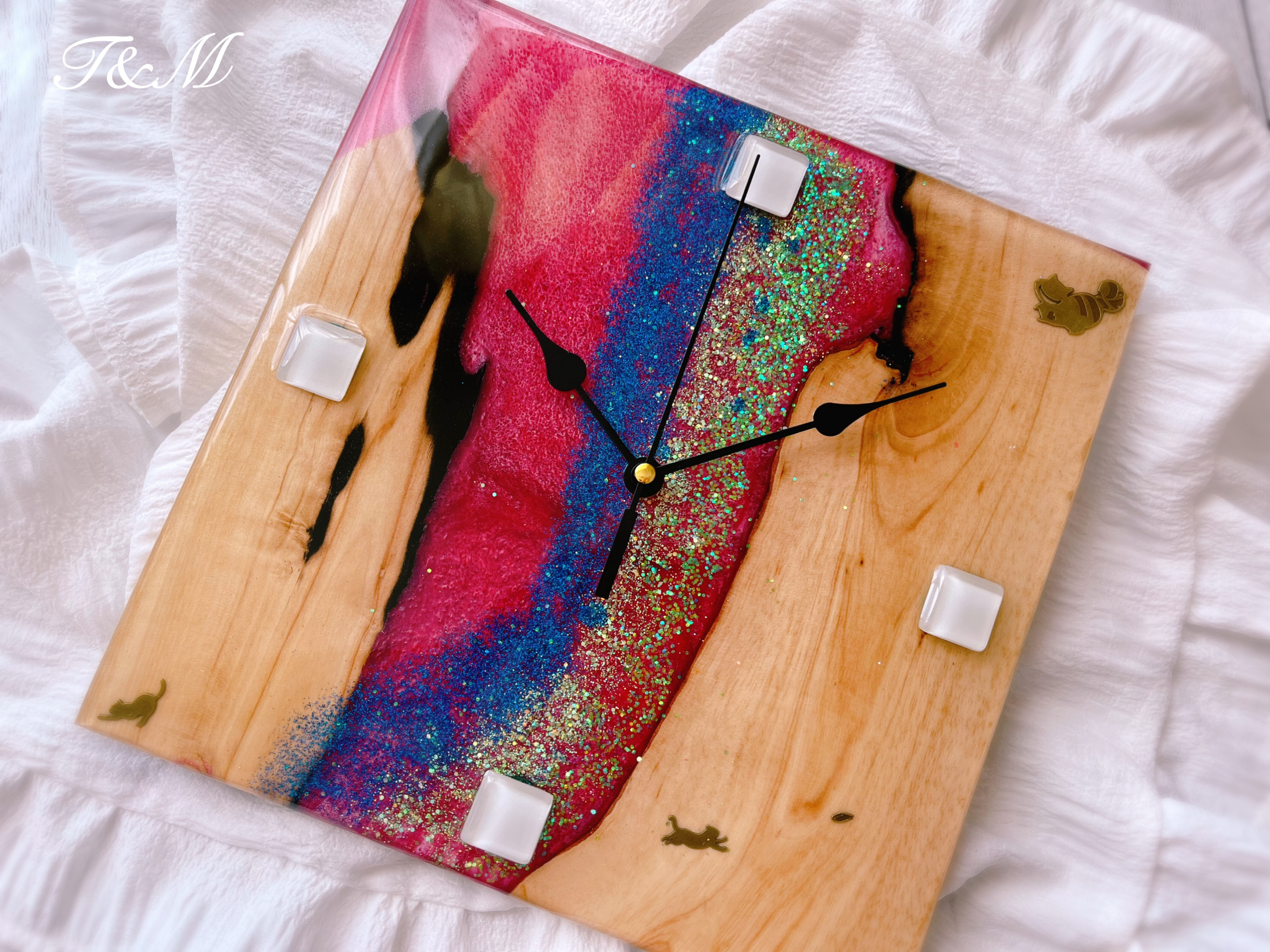 ウッド レジン 壁掛け時計 (レッド / 猫)　【1点もの】