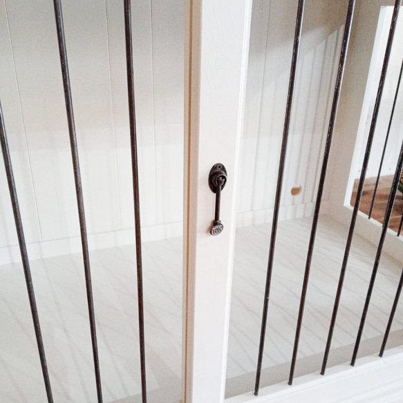 かわいい おしゃれ ドッグケージW1300 ペットゲージ サークル ドッグルーム 室内用犬小屋 サイズオーダー 大型犬 D700 サイズオーダー 写真のサイズはW1300 H750 mm サイズオーダー可能です 鍵付きのスライド扉 ケージの中に電気カーペットを入れられるように配線穴を開けています ドッグハウスに限らず