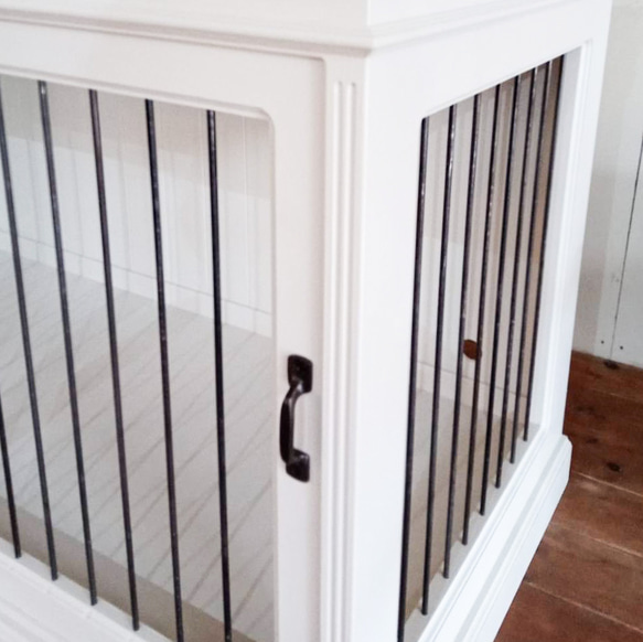 かわいい おしゃれ ドッグケージW1300 ペットゲージ サークル ドッグルーム 室内用犬小屋 サイズオーダー 大型犬 D700 サイズオーダー 写真のサイズはW1300 H750 mm サイズオーダー可能です 鍵付きのスライド扉 ケージの中に電気カーペットを入れられるように配線穴を開けています ドッグハウスに限らず