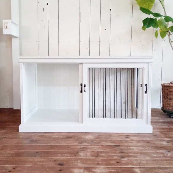 かわいい おしゃれ ドッグケージW1300 ペットゲージ サークル ドッグルーム 室内用犬小屋 サイズオーダー 大型犬 D700 サイズオーダー 写真のサイズはW1300 H750 mm サイズオーダー可能です 鍵付きのスライド扉 ケージの中に電気カーペットを入れられるように配線穴を開けています ドッグハウスに限らず