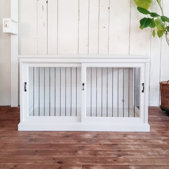 かわいい おしゃれ ドッグケージW1300 ペットゲージ サークル ドッグルーム 室内用犬小屋 サイズオーダー 大型犬 D700 サイズオーダー 写真のサイズはW1300 H750 mm サイズオーダー可能です 鍵付きのスライド扉 ケージの中に電気カーペットを入れられるように配線穴を開けています ドッグハウスに限らず