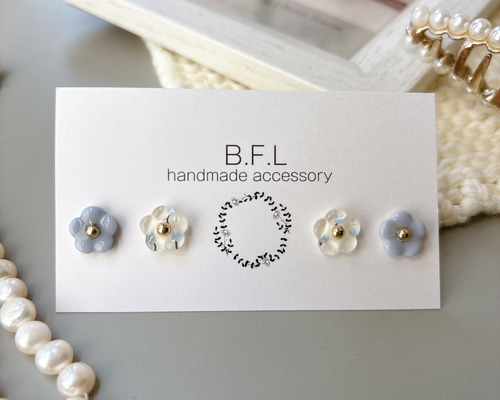 水色系　ビジュー　ピアス　ハンドメイド　イヤリング変更可 残り3点】小さいピアス 花 チューリップ 水色 春夏 イヤリング