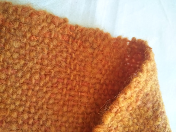 手紡ぎ、手織りマフラー（明るいオレンジ） 草木染め 9枚目の画像