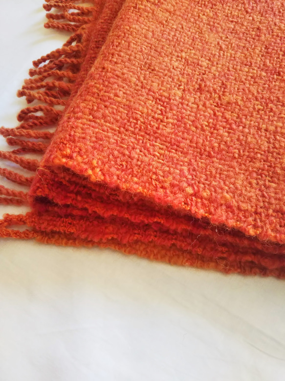手紡ぎ、手織りマフラー（赤みがかったオレンジ） 草木染め、天然染料、ウール 13枚目の画像