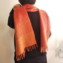手紡ぎ、手織りマフラー（赤みがかったオレンジ） 草木染め、天然染料、ウール 6枚目の画像