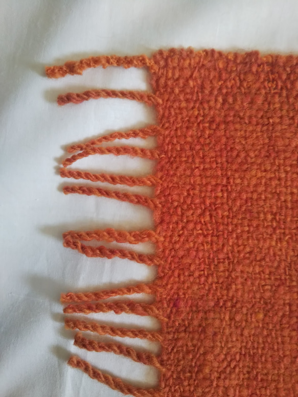 手紡ぎ、手織りマフラー（赤みがかったオレンジ） 草木染め、天然染料、ウール 17枚目の画像