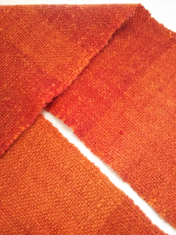 手紡ぎ、手織りマフラー（赤みがかったオレンジ） 草木染め、天然染料、ウール 18枚目の画像