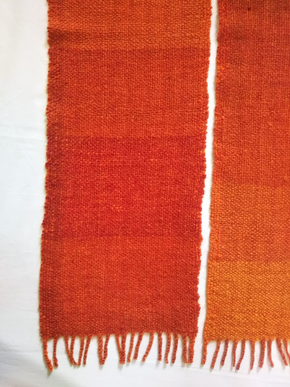 手紡ぎ、手織りマフラー（赤みがかったオレンジ） 草木染め、天然染料、ウール 11枚目の画像