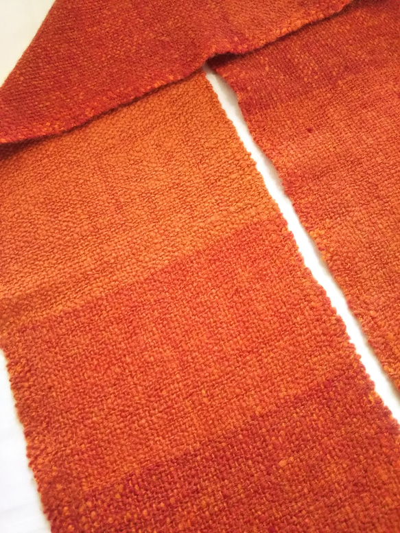 手紡ぎ、手織りマフラー（赤みがかったオレンジ） 草木染め、天然染料、ウール 10枚目の画像