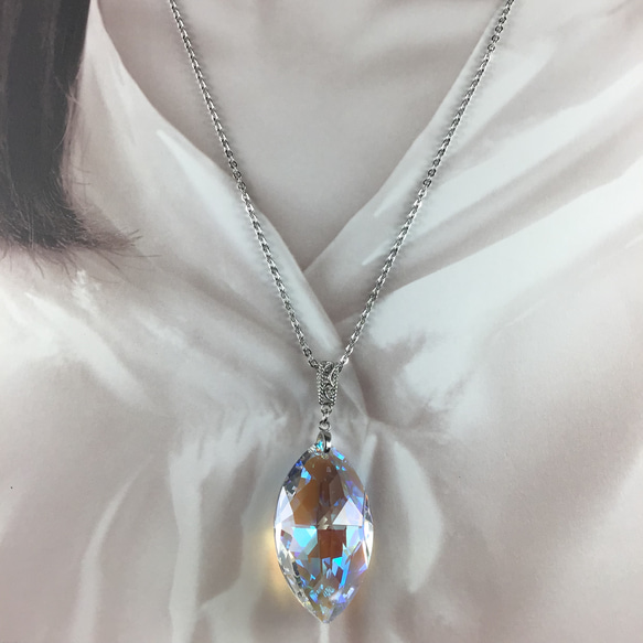 Swarovski #8745、38mmオーバルペアシェイプペンダント〜クリスタルブルーオーロラ 4枚目の画像