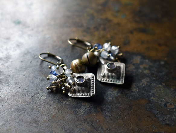 Kuchi 金屬零件、重拉長石、煙晶、藍晶石和鍾形耳環 第2張的照片