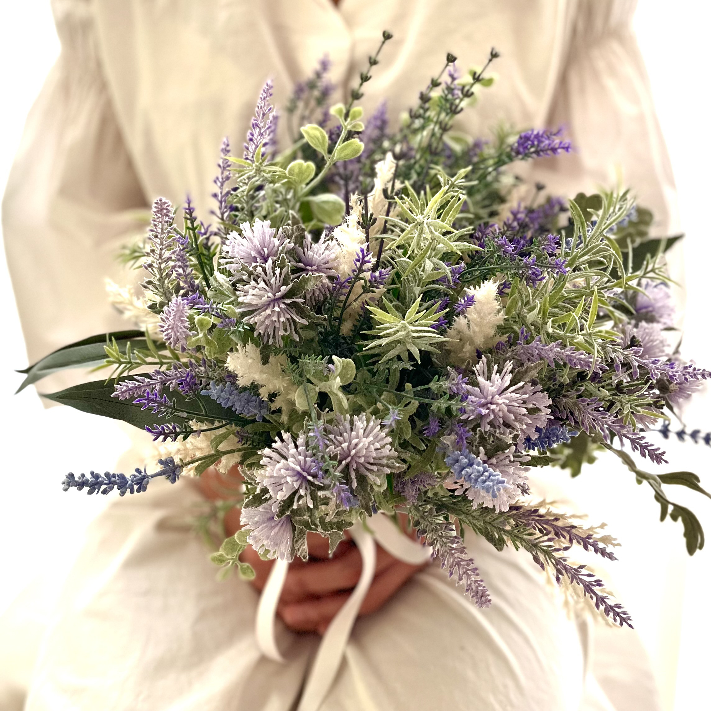ラベンダー畑のクラッチブーケ4種類のラベンダーが今にも香りそう！ ナチュラル清楚なウェディングブーケ