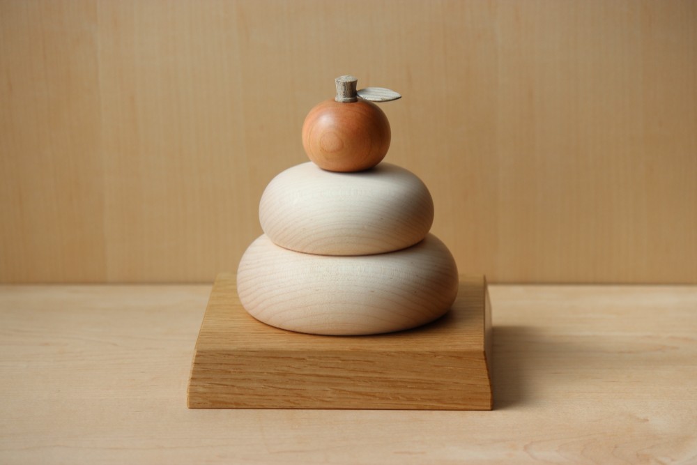 木製鏡餅飾り　紙箱入り中サイズ　手彫りタイプ 鏡餅 木製 飾り 箱入り お正月飾り 日本製 木の鏡餅 お正月 2025