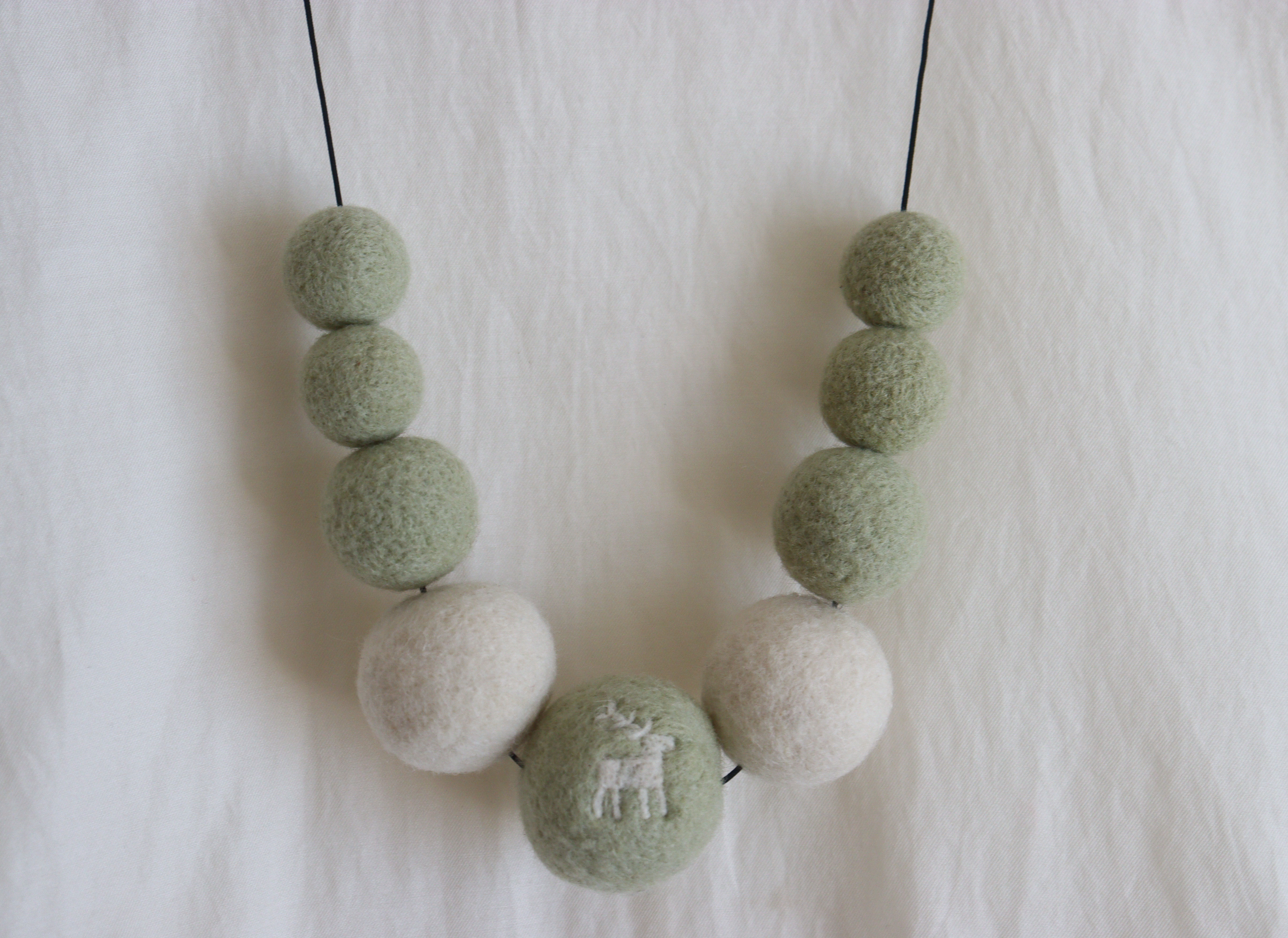 ウールフェルトネックレス　9ball type　若草（エスパルセット）