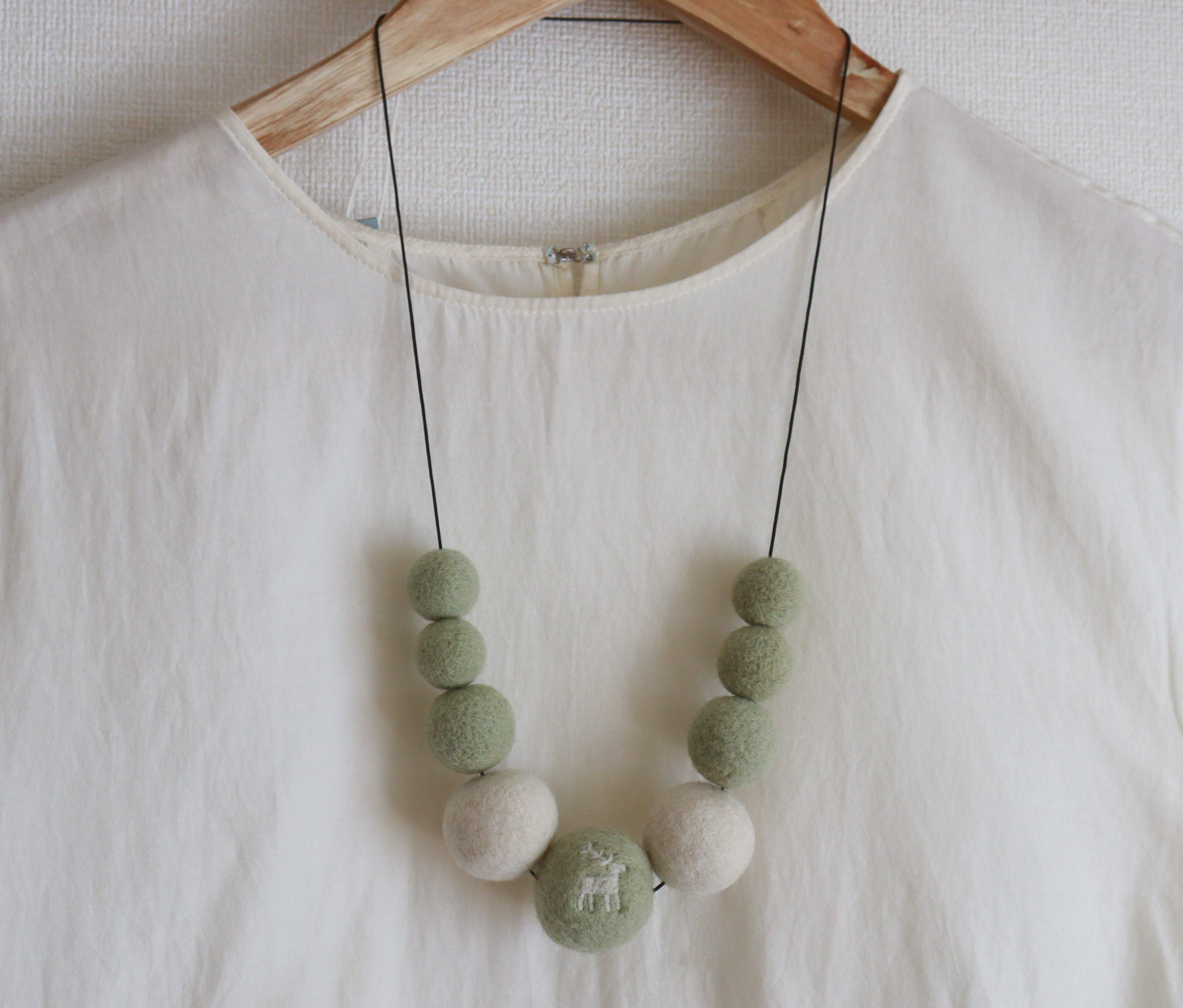 ウールフェルトネックレス　9ball type　若草（エスパルセット）