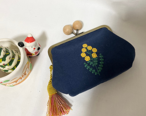 ミモザ　刺繍　木玉親子がま口ミニ財布　 3枚目の画像