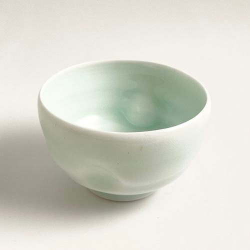 波佐見焼】呑み口にとことんこだわった青白磁くぼみぐいのみ［単品