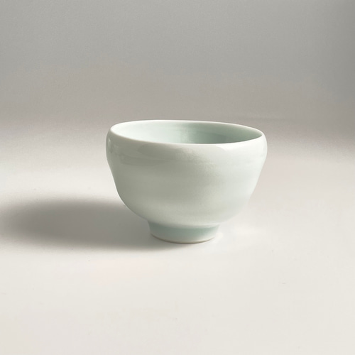 波佐見焼】呑み口にとことんこだわった青白磁くぼみぐいのみ［単品