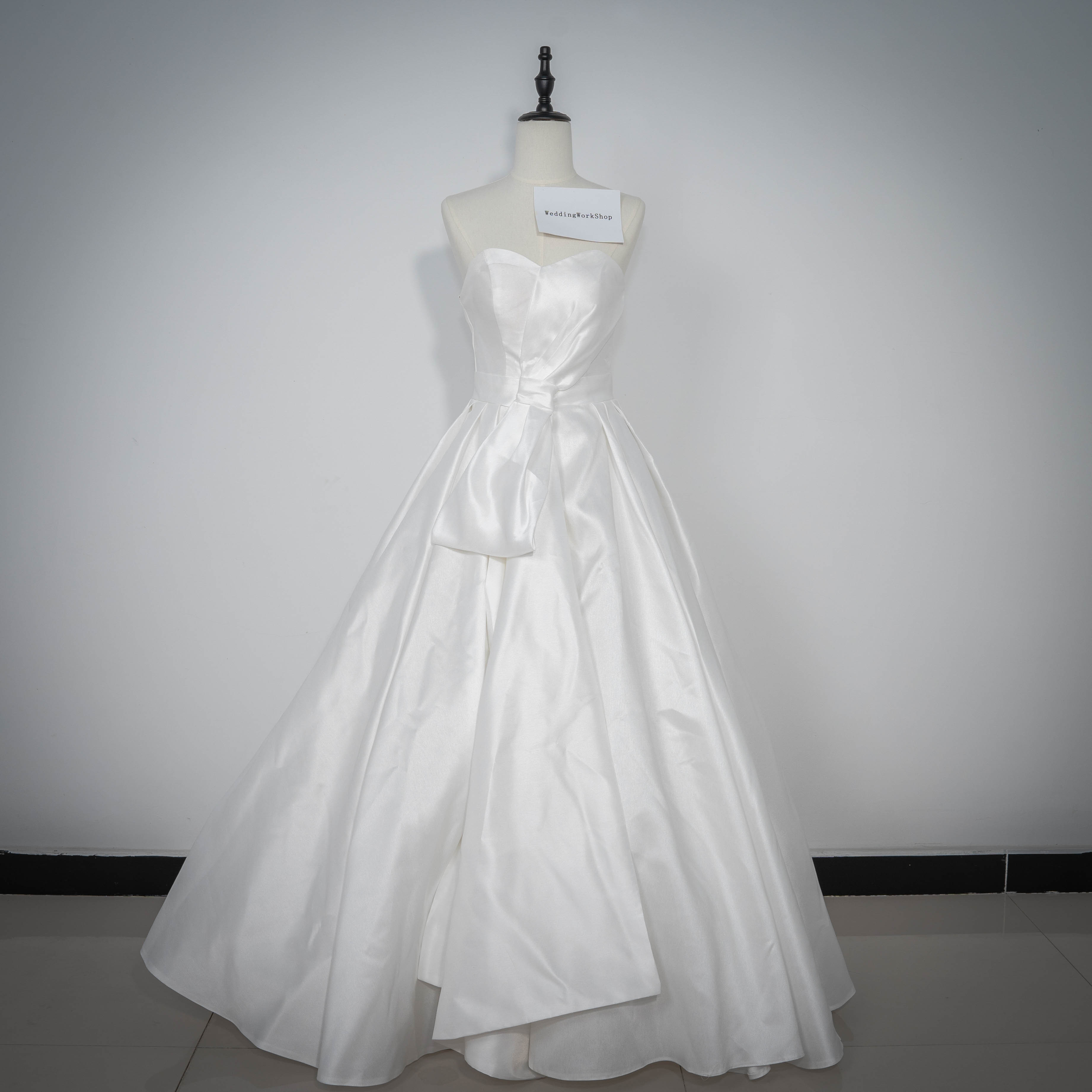 美品  ウェディングドレスオーダーメイド 憧れのドレ チューブトップ 光沢サテン ビスチェドレス/花嫁/演奏会/G121