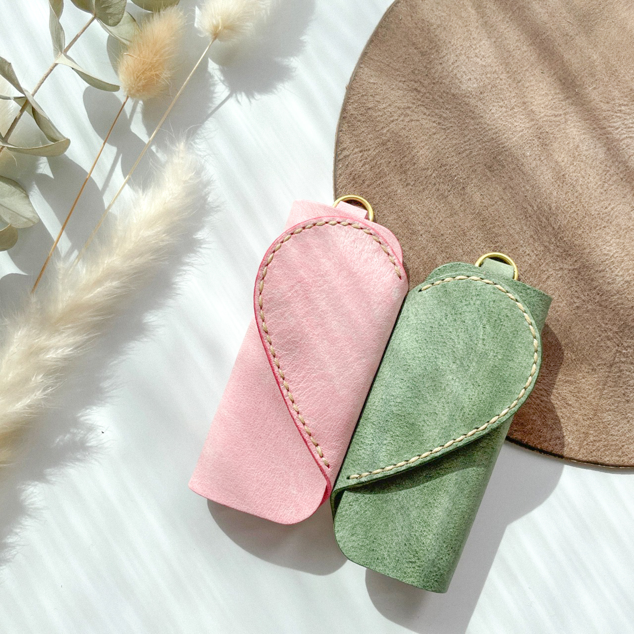 お揃いで使いたい ハートデザインのペアキーケース・気まぐれレザー《名入れ無料》