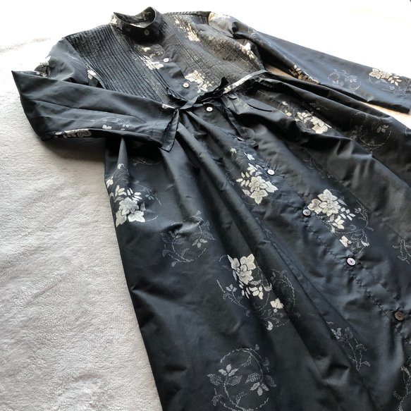 アンティーク大島紬のピンタックワンピース　コートワンピース　地空き黒　着物リメイク 5枚目の画像