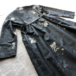 アンティーク大島紬のピンタックワンピース　コートワンピース　地空き黒　着物リメイク 7枚目の画像