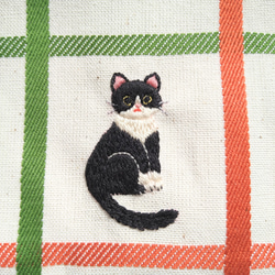 *白と黒のハチワレねこ*　 手刺繍入チェックポーチ　 Mサイズ 6枚目の画像