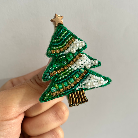 クリスマスツリーのビーズ刺繍ブローチ(グリーン)バッグチャーム用チェーン取付可 8枚目の画像