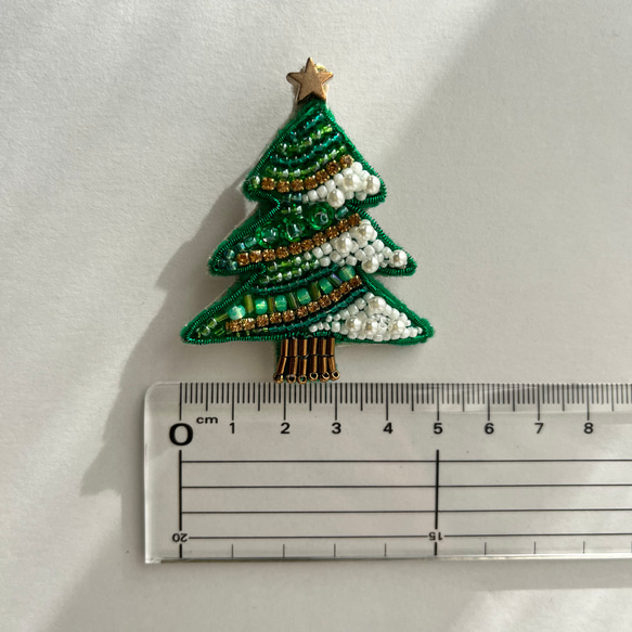 クリスマスツリーのビーズ刺繍ブローチ(グリーン)バッグチャーム用チェーン取付可 9枚目の画像
