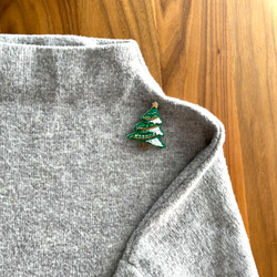 クリスマスツリーのビーズ刺繍ブローチ(グリーン)バッグチャーム用チェーン取付可 4枚目の画像